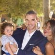 Wafa avec son compagnon Oliver et leur petite fille Jenna à Saint-Tropez, le 26 juin 2019