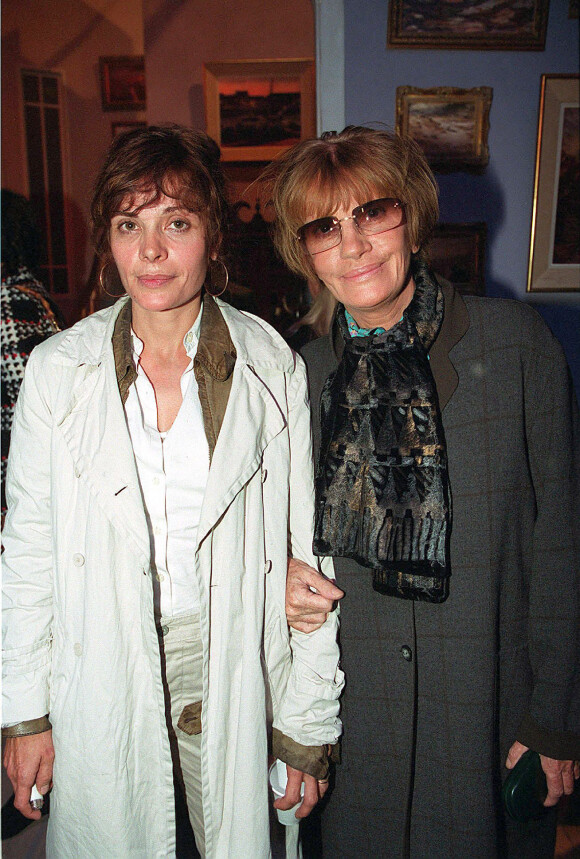 Nadine Trintignant et sa fille Marie Trintignant au théâtre à Paris, le 25 septembre 2001. 