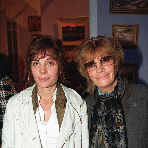 Nadine Trintignant et sa fille Marie Trintignant au théâtre à Paris, le 25 septembre 2001. 