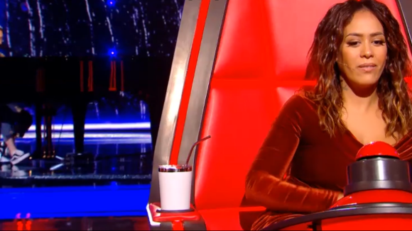 Amel Bent glamour en velours dans The Voice : le prix de sa tenue révélé