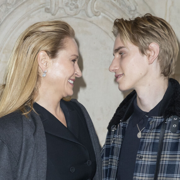 Uma Thurman et son fils Levon Roan Thurman-Hawke - People au défilé de mode Haute-Couture printemps-été 2020 "Dior" à Paris. Le 20 janvier 2020 © Olivier Borde / Bestimage