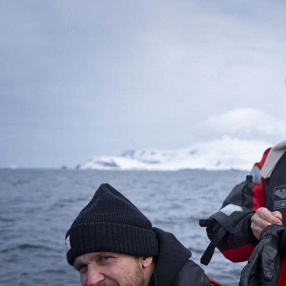Marion Cotillard en visite sur l'île de la Trinité en Antarctique en janvier 2020 avec Greenpeace pour observer les pingouins et les baleines. Photo : Abbie Trayler-Smith/Greenpeace via ABACAPRESS.COM