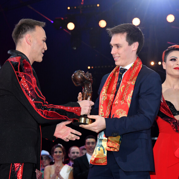 Louis Ducruet remet un Clown de Bronze au duo Flash of Splash durant la soirée de Gala du 44eme Festival International du Cirque de Monte-Carlo à Monaco le 21 janvier 2020. Le Festival se déroule sous le chapiteau de Fontvieille du 16 au 26 janvier 2020. © Bruno Bebert/Bestimage