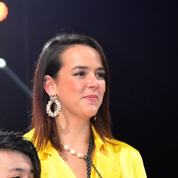 Pauline Ducruet remet à Arashi Alan Kofukada, des Martinez Brothers, la coupe en mémoire de la princesse Antoinette qui récompense le plus jeune artiste du festival, durant la soirée de Gala du 44eme Festival International du Cirque de Monte-Carlo à Monaco le 21 janvier 2020. Le Festival se déroule sous le chapiteau de Fontvieille du 16 au 26 janvier 2020. © Bruno Bebert/Bestimage