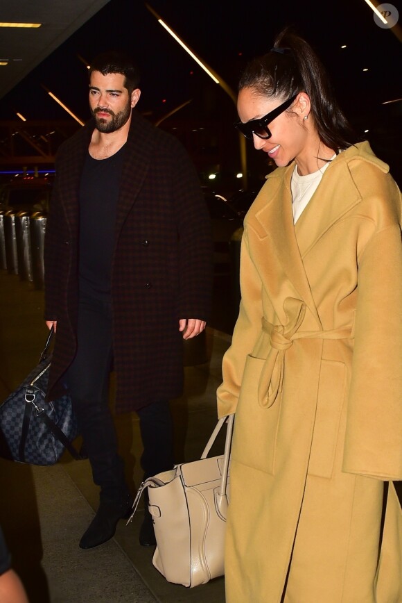 Exclusif - Cara Santana et Jesse Metcalfe arrivent à l'aéroport de LAX à Los Angeles, le 1er décembre 2019