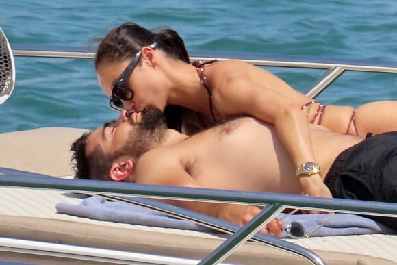 Cara Santana et son compagnon Jesse Metcalfe en vacances à Ibiza en Espagne, le 21 juillet 2019.
