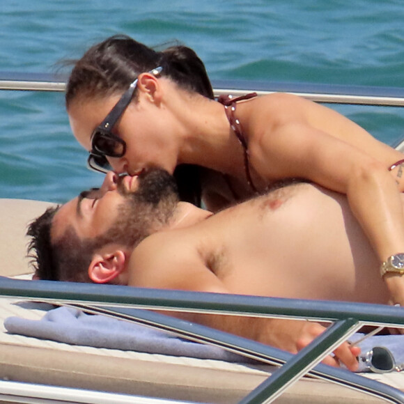Cara Santana et son compagnon Jesse Metcalfe en vacances à Ibiza en Espagne, le 21 juillet 2019.