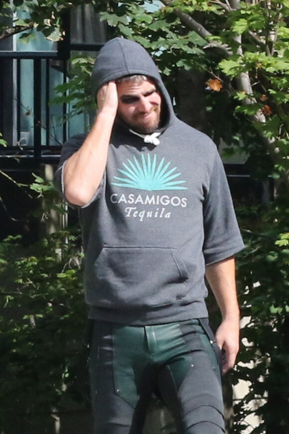 Stephen Amell sur le tournage de la huitième saison de la série 'Arrow' à Vancouver au Canada. L'acteur porte un sweat Casamigos Tequila, le 12 juillet 2019.