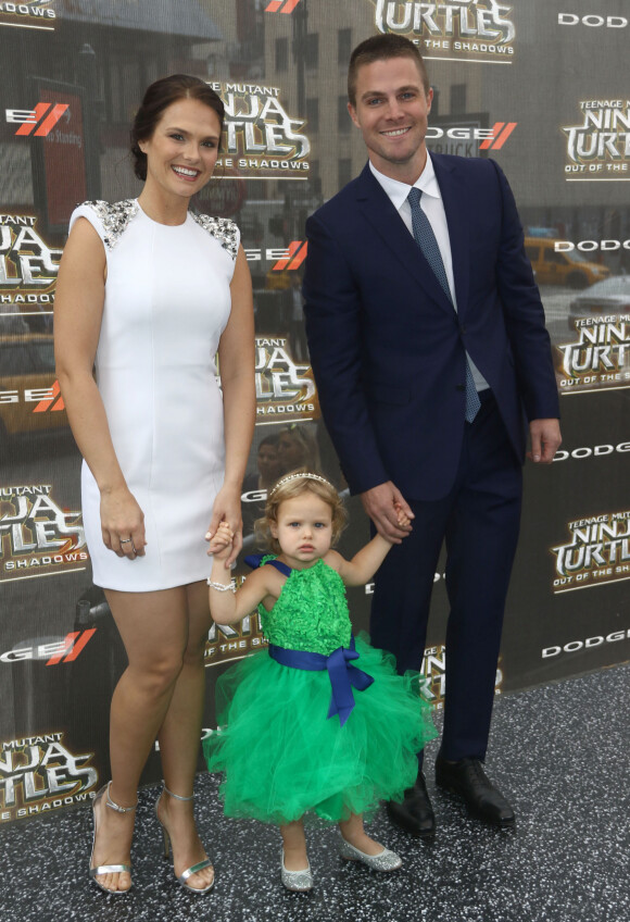 Stephen Amell avec sa femme Cassandra Jean Amell et leur fille Mavi Alexandra Jean Amell à la première de 'Teenage Mutant Ninja Turtles: Out Of The Shadows' à Madison Square Garden à New York, le 22 mai 2016