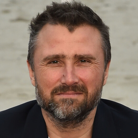 Alexandre Brasseur durant un photocall pour la 1ère édition du festival Canneseries, à Cannes, sur la plage du Gray d'Albion, le 9 avril 2018 . © Bruno Bebert / Bestimage