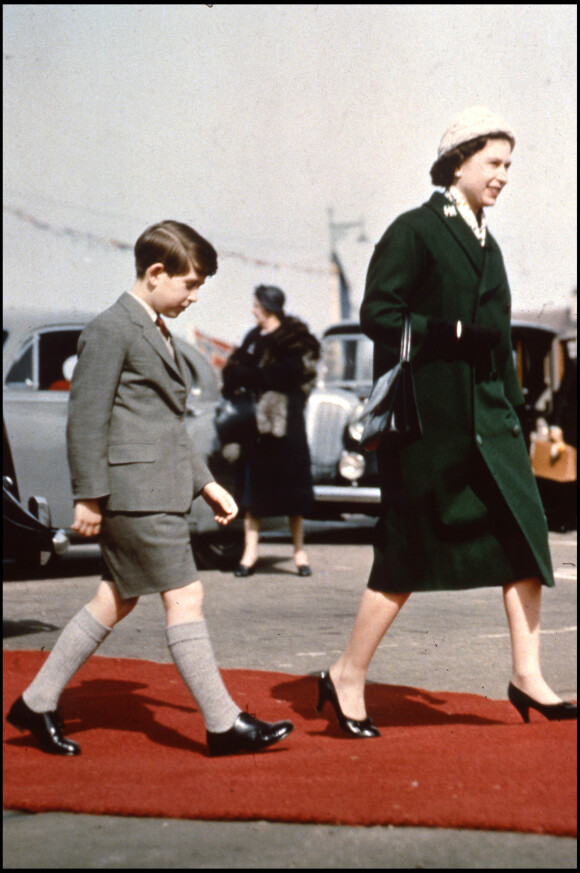 La reine Elizabeth et son fils le prince Charles en 1960.