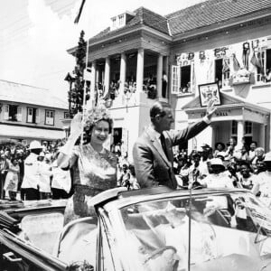 La reine Elisabeth II d'Angleterre et le prince Philip, duc d'Edimbourg, lors de leur voyage dans les Caraïbes. Le 11 février 1966