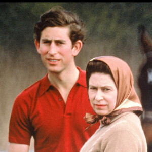La reine Elizabeth et son fils le prince Charles en 1967.