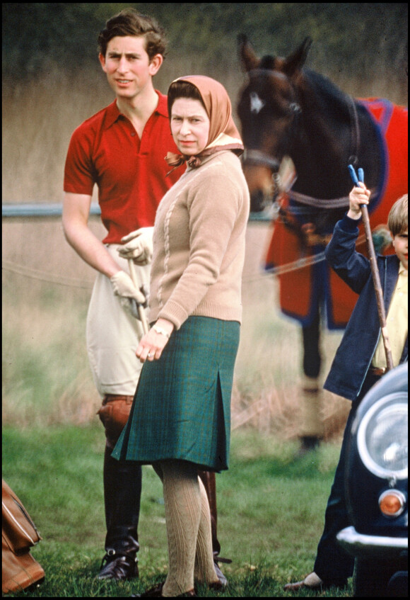 La reine Elizabeth et son fils le prince Charles en 1967.