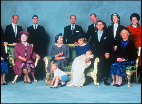 La reine mère, le prince Andrew, la reine Elizabeth, le prince Philip, la princesse Diana, le prince Charles, le prince Harry et le prince William en 1982.