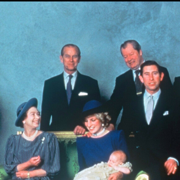 La reine mère, le prince Andrew, la reine Elizabeth, le prince Philip, la princesse Diana, le prince Charles, le prince Harry et le prince William en 1982.