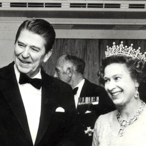 La reine Elisabeth II d'Angleterre avec le président des Etats-Unis Ronald Reagan et sa femme Nancy à une réception. Le 1er janvier 1985