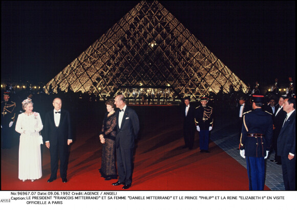 La reine Elizabeth et le prince Philip en visite officielle à Paris avec François Mitterrand et sa femme Danielle, en 1992.