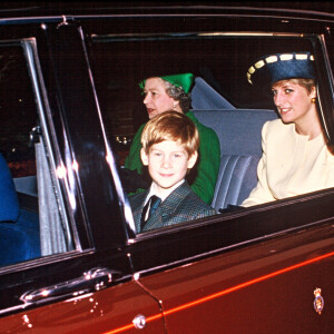 La reine Elizabeth, le prince Harry et Lady Diana en voiture en 1991.