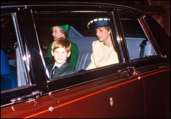 La reine Elizabeth, le prince Harry et Lady Diana en voiture en 1991.
