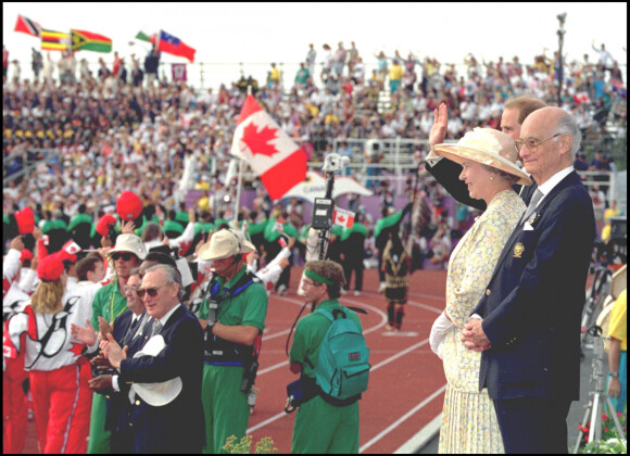 La reine Elizabeth lors de la cérémonie d'ouverture des Jeux du Commonwealth au Canada en 1994.
