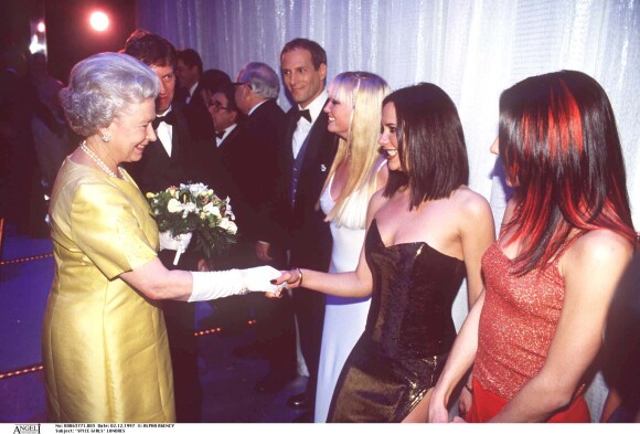 La reine Elizabeth et les Spice Girls à Londres en 1997.