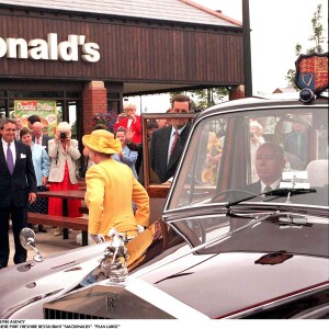 La reine Elizabeth visite un restaurant Mc Donald's en Angleterre en 1998.