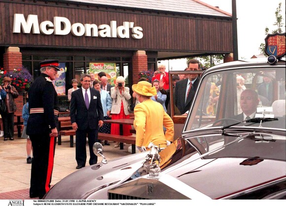La reine Elizabeth visite un restaurant Mc Donald's en Angleterre en 1998.