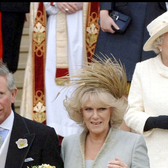 La reine Elizabeth au mariage de son fils le prince Charles et Camilla Parker Bowles à Windsor en 2005.