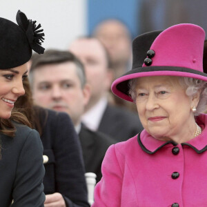 La reine Elizabeth et Kate Middleton à l'Université de Leicester en 2012.