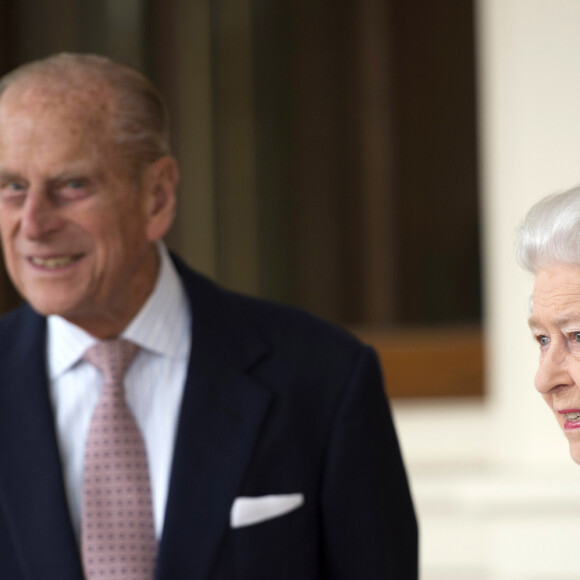 La reine Elizabeth II d'Angleterre et le prince Philip, duc d'Edimbourg, sur le perron du palais de Buckingham à Londres. Le 23 octobre 2014