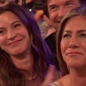 Jennifer Aniston applaudit Brad Pitt aux SAG Awards, le 19 janvier 2020.