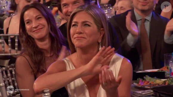 Jennifer Aniston applaudit Brad Pitt aux SAG Awards, le 19 janvier 2020.