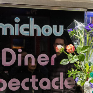 Les parisiens viennent rendre hommage à Michou devant son cabaret à Montmartre, Paris le 26 janvier 2020. Le "Prince bleu de Montmartre", Michou, est mort à l'âge de 88 ans. De son vrai nom Michel Catty, il avait ouvert en 1956 son célèbre cabaret de la rue des Martyrs qui a accueilli tous les jours pendant plus de 60 ans célébrités et inconnus venus dîner devant le spectacle d'artistes transformistes reprenant les chansons des grandes stars de l'époque © Jérémy Melloul/Bestimage