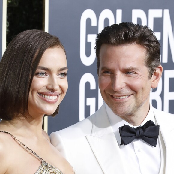 Irina Shayk (robe Atelier Versace) et son compagnon Bradley Cooper - Photocall de la 76e cérémonie annuelle des Golden Globe Awards au Beverly Hilton Hotel à Los Angeles, le 6 janvier 2019.