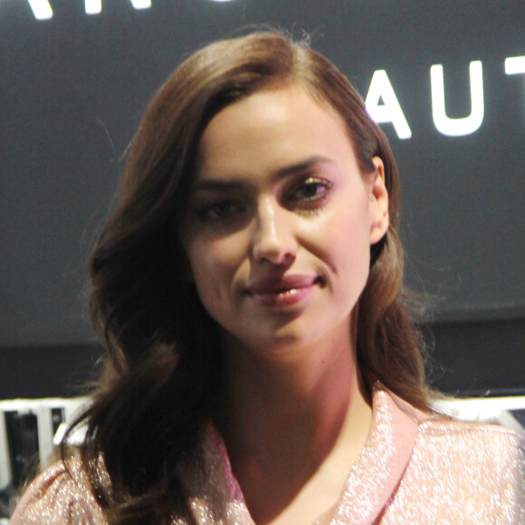 Exclusif - Irina Shayk fait la promotion du maquillage Marc Jacobs (dont elle est la nouvelle égérie) au Sephora de Moscou le 26 Janvier 2019.