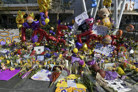 Illustration des différents hommages à Kobe Bryant, décédé dans un accident d'hélicoptère avec sa fille Gianna. Staples Center, Los Angeles, le 28 janvier 2020.
