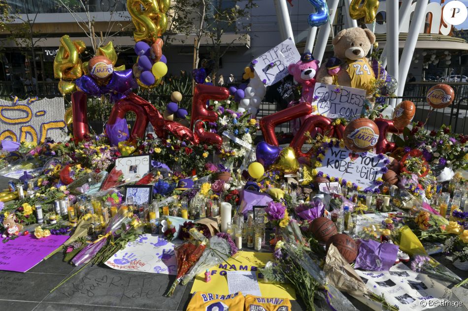 Illustration des différents hommages à Kobe Bryant, décédé dans un accident d&#039;hélicoptère avec sa fille Gianna. Staples Center, Los Angeles, le 28 janvier 2020.
