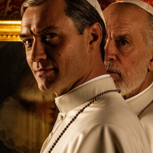 Jude Law et John Malkovich dans la nouvelle série de HBO "The New Pope", la suite de "The Young Pope", diffusée en 2020 sur Canal Plus. New York. Le 4 novembre 2019.