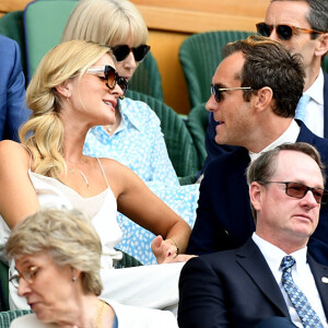 Jude Law et sa femme Phillipa Coan - Les célébrités dans les tribunes de Wimbledon à Londres, le 12 juillet 2019.