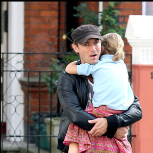 Jude Law et sa fille à Londres en 2006. 