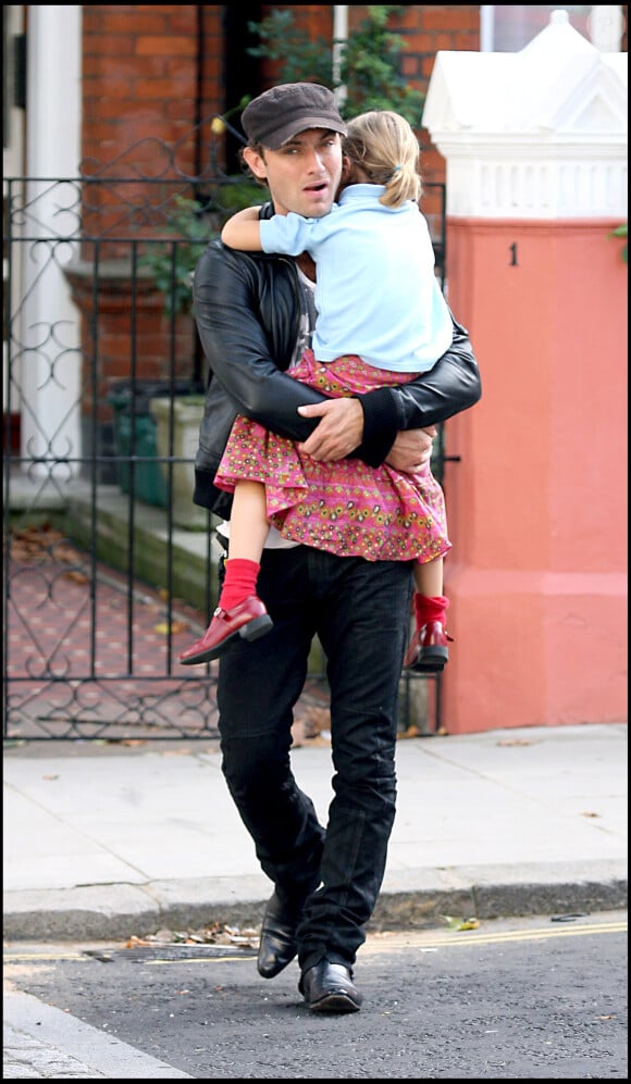 Jude Law et sa fille à Londres en 2006. 