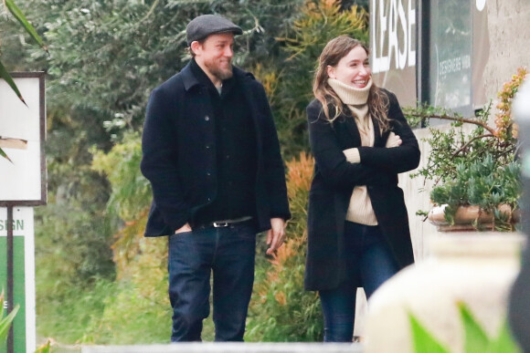 Exclusif - Charlie Hunnam et Morgana McNelis se promènent sous la pluie à Los Angeles le 2 février 2019