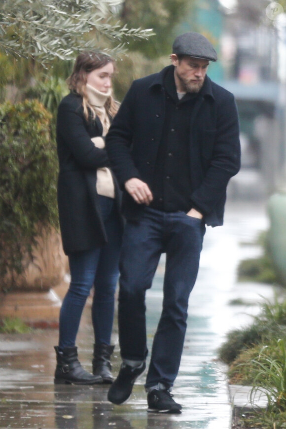 Exclusif - Charlie Hunnam et Morgana McNelis se promènent sous la pluie à Los Angeles le 2 février 2019