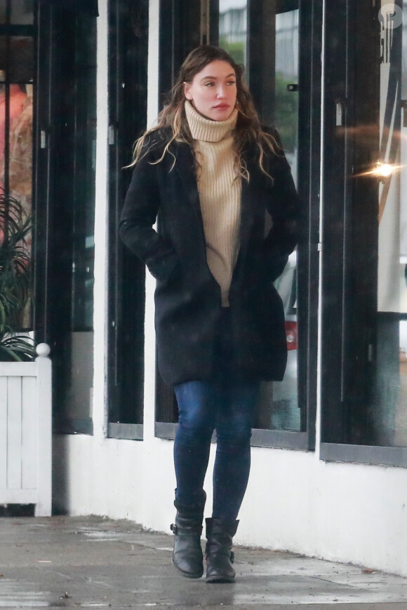 Exclusif - Charlie Hunnam et Morgana McNelis se promènent sous la pluie à Los Angeles le 2 février 2019