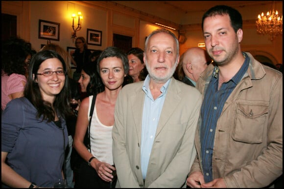 Exclusif - François Berléand, sa fille Fanny (à droite), sa compagne Alexia Stresi, son fils Martin lors de la retransmission en direct de la pièce de théâtre "Tailleur pour dames" depuis le théâtre Edouard VII sur France 2, le 3 mai 2008.