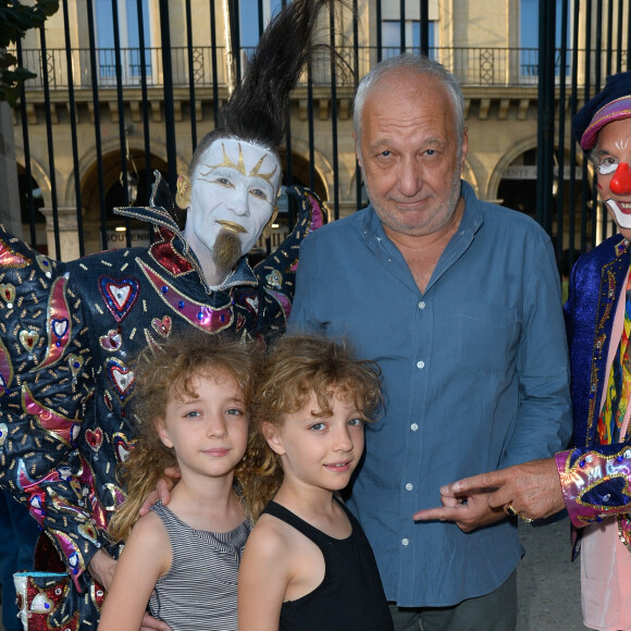 François Berléand avec ses filles les jumelles Lucie et Adèle - Ouverture de la 34ème Fête foraine des Tuileries au jardin des Tuileries à Paris, France, le 23 juin 2017. © Coadic Guirec/Bestimage