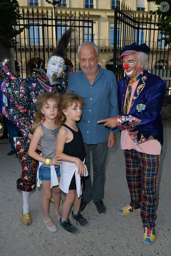 François Berléand avec ses filles les jumelles Lucie et Adèle - Ouverture de la 34ème Fête foraine des Tuileries au jardin des Tuileries à Paris, France, le 23 juin 2017. © Coadic Guirec/Bestimage
