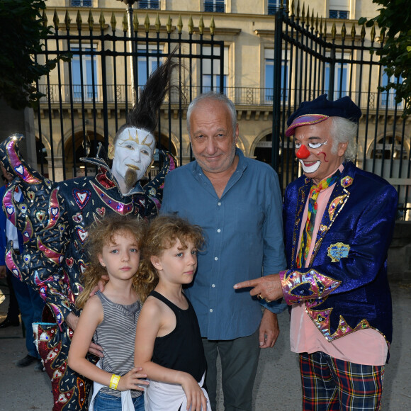 François Berléand avec ses filles les jumelles Lucie et Adèle - Ouverture de la 34ème Fête foraine des Tuileries au jardin des Tuileries à Paris, France, le 23 juin 2017. © Coadic Guirec/Bestimage
