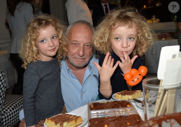 Exclusif - Prix Spécial - François Berléand avec ses jumelles Adèle et Lucie lors d'un goûter de Pâques 'Tout Chocolat' à l'Hôtel de Vendôme à Paris le 9 avril 2014.